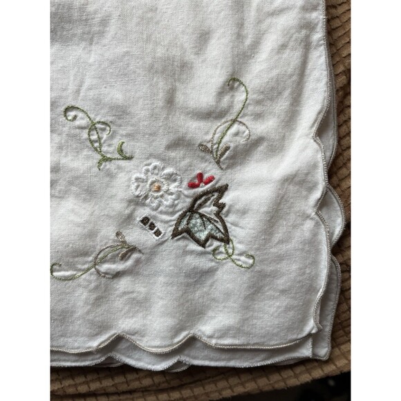 Vintage Embroidered Table Cover 29x33 White White Flower Vines Leaf - Picture 7 of 9